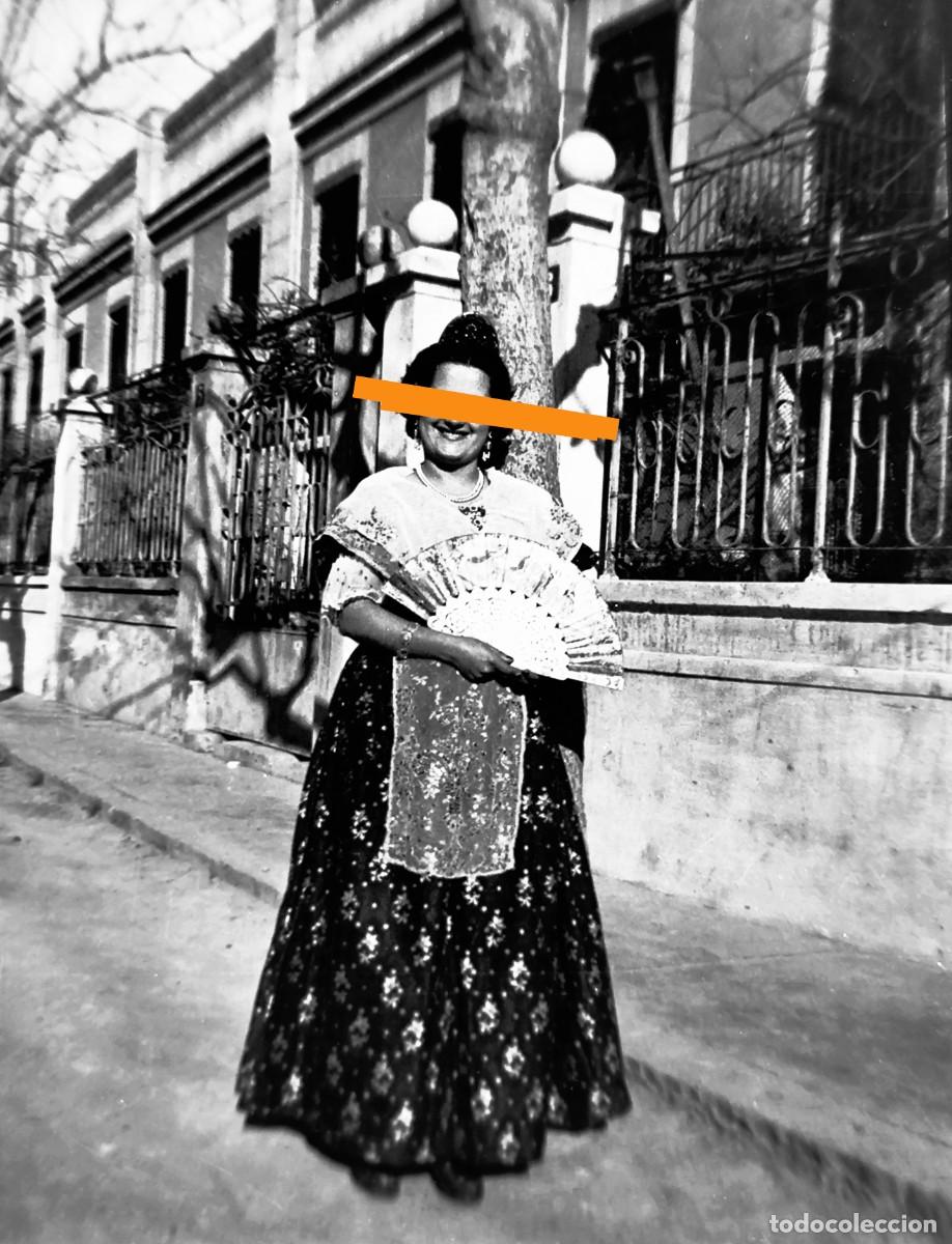 Fotograf&iacute;a antigua: Antiguo negativo de fotograf&iacute;a. Fallera. Valencia. A&ntilde;os 40.