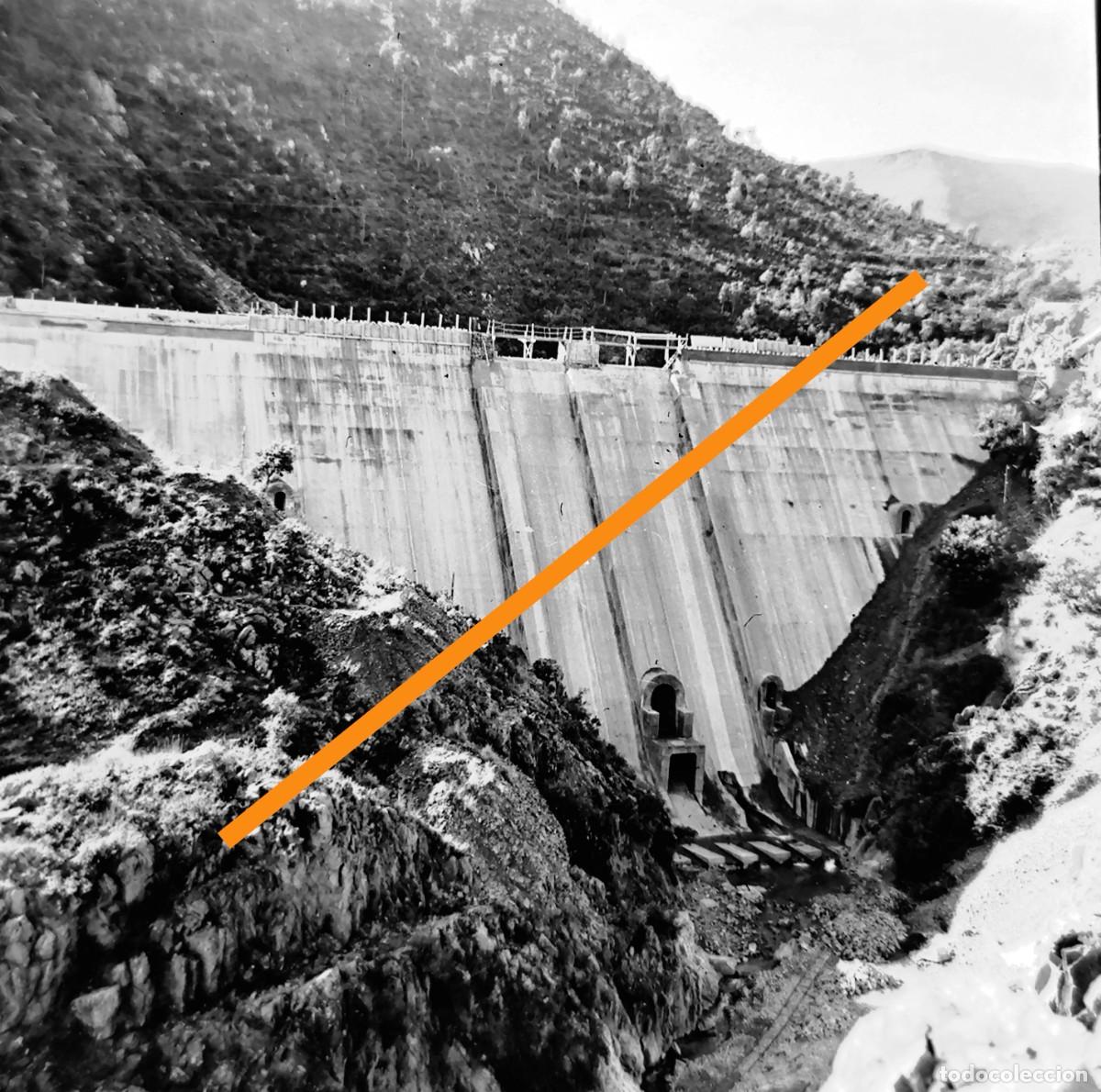 Fotograf&iacute;a antigua: Antiguo negativo de fotograf&iacute;a. Construcci&oacute;n pantano embalse o presa.