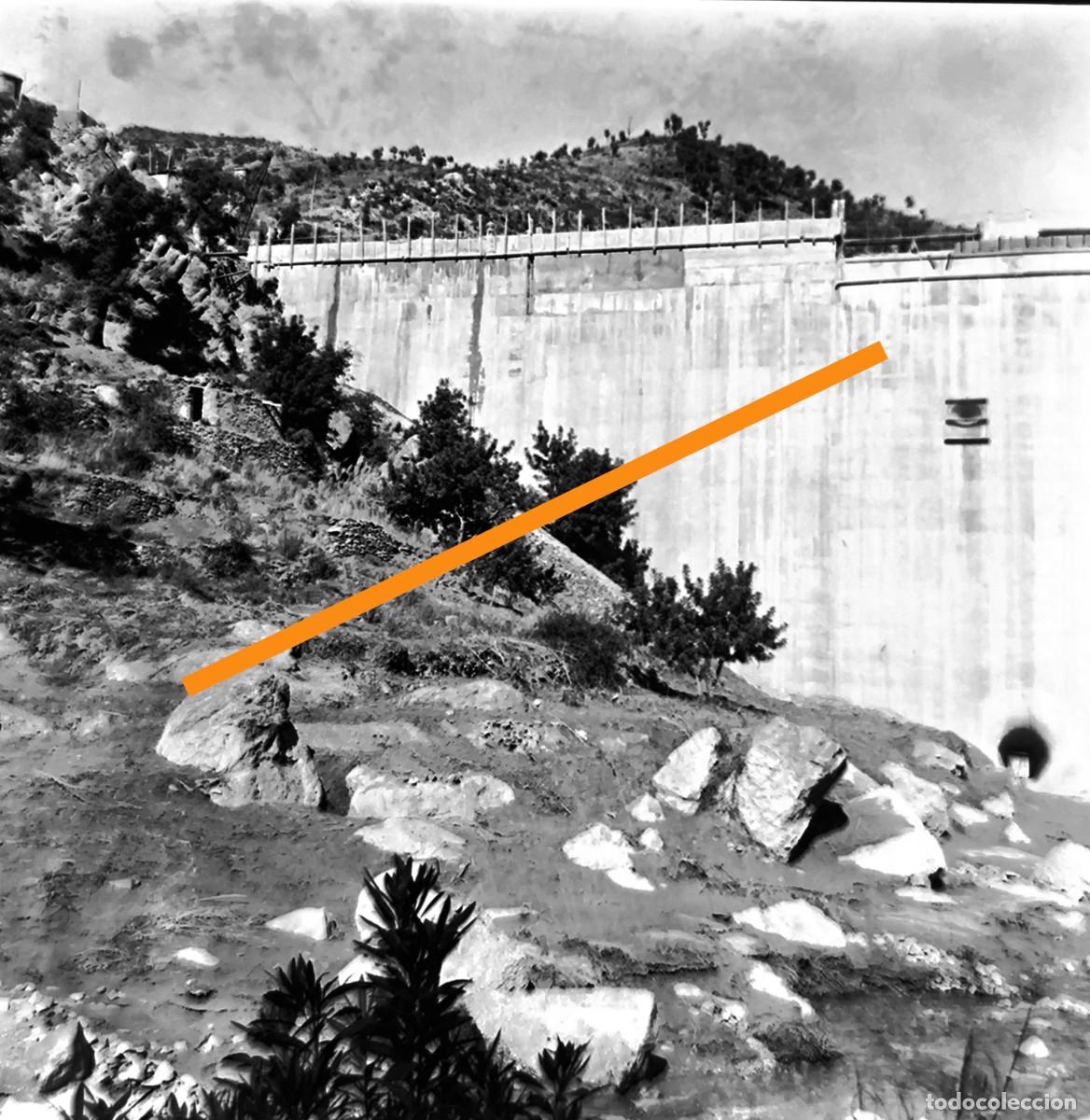 Fotograf&iacute;a antigua: Antiguo negativo de fotograf&iacute;a. Construcci&oacute;n pantano embalse o presa.