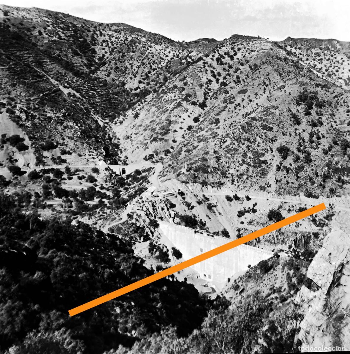 Fotograf&iacute;a antigua: Antiguo negativo de fotograf&iacute;a. Construcci&oacute;n pantano embalse o presa.