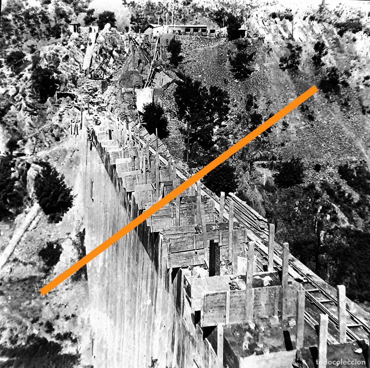 Fotograf&iacute;a antigua: Antiguo negativo de fotograf&iacute;a. Construcci&oacute;n pantano embalse o presa.