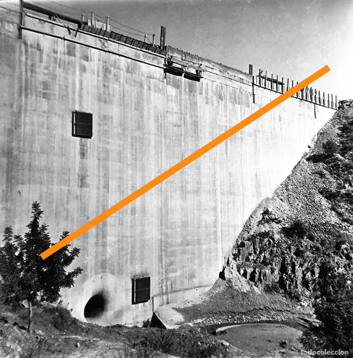 Fotograf&iacute;a antigua: Antiguo negativo de fotograf&iacute;a. Construcci&oacute;n pantano embalse o presa.