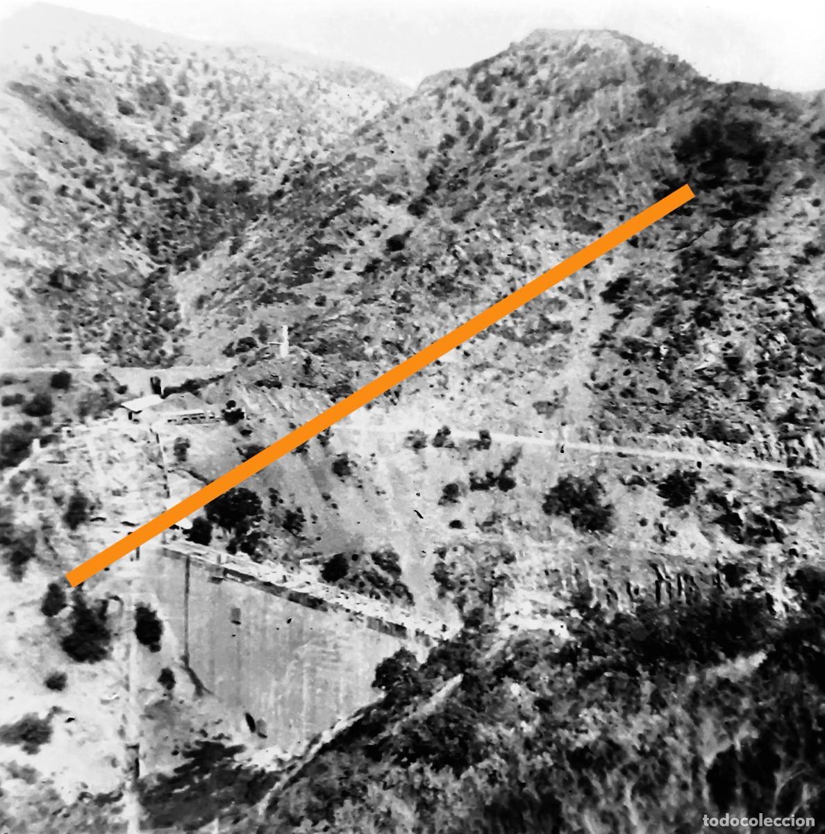 Fotograf&iacute;a antigua: Antiguo negativo de fotograf&iacute;a. Construcci&oacute;n pantano embalse o presa.