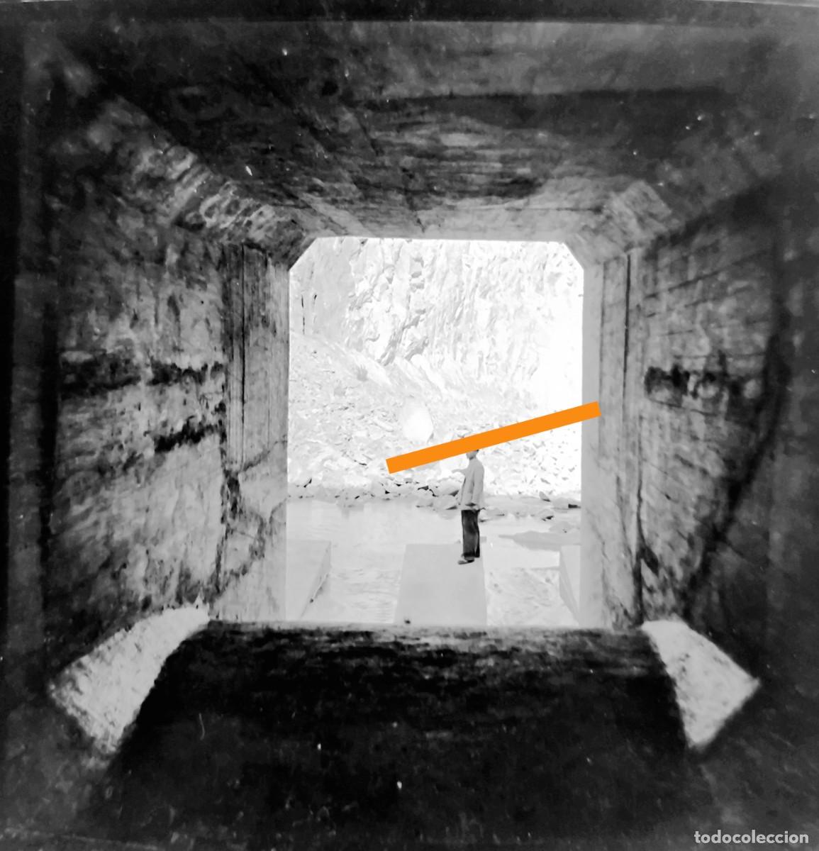 Fotograf&iacute;a antigua: Antiguo negativo de fotograf&iacute;a. Construcci&oacute;n pantano embalse o presa.