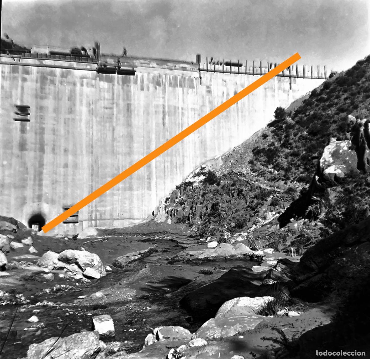 Fotograf&iacute;a antigua: Antiguo negativo de fotograf&iacute;a. Construcci&oacute;n pantano embalse o presa.