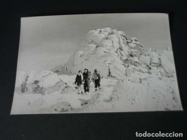 Fotografia antiga: PUERTO DE NAVACERRADA MADRID EXCURSIONISTAS MONTA&Ntilde;ISMO ANTIGUA FOTOGRAF&Iacute;A TAMA&Ntilde;O POSTAL