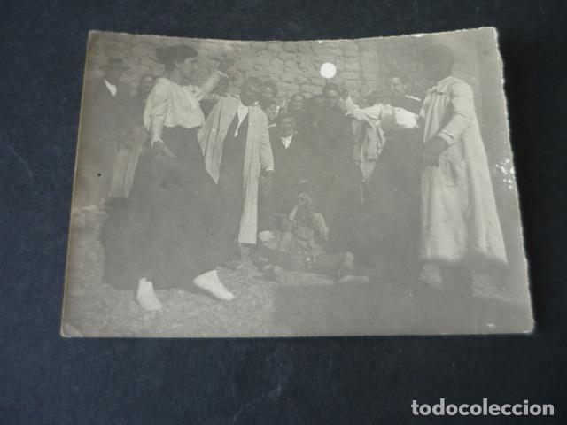 Fotografia antiga: VALDEPE&Ntilde;AS CIUDAD REAL GRUPO BAILANDO ANTIGUA FOTOGRAFIA A&Ntilde;OS 20 6,5 X 9 CM