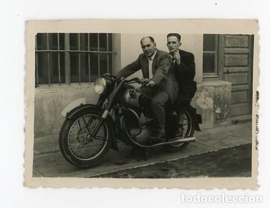 Photographie ancienne: GIJON. TREMA&Ntilde;ES. ASTURIAS. FOTO CESAR. DOS PAISANOS MONTADOS EN MOTO