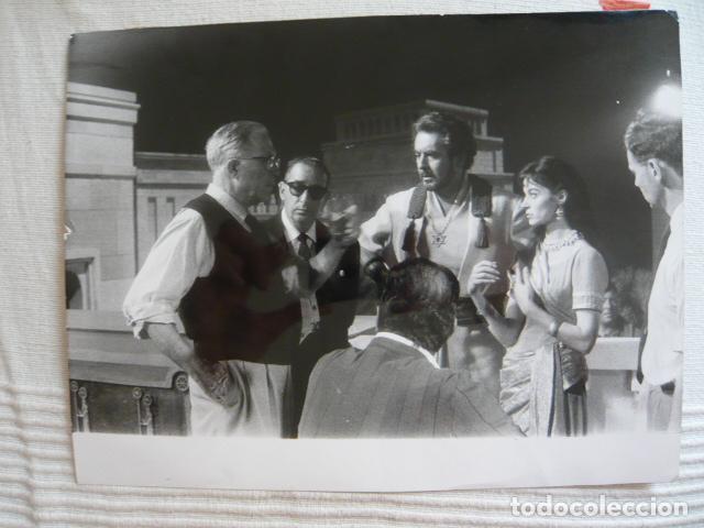 Fotografia antica: MADRID TYRONE POWER RODAJE PELICULA SALOMON Y LA REINA DE SAB ANTIGUA FOTOGRAFIA ORIGINAL 18 X 24 CM