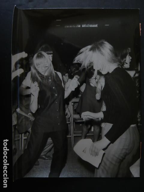 Antique Photography: MADRID EL CORTE INGLES FESTIVAL DE LOS IDOLOS 1968 ANTIGUA FOTOGRAFIA ORIGINAL 18 X 24 CM