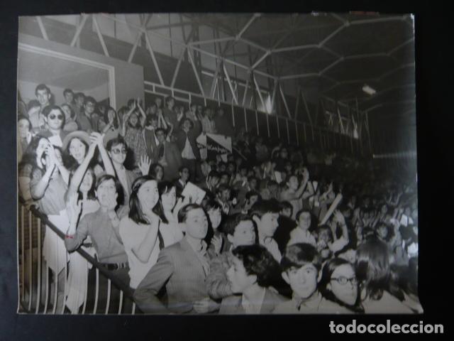 Fotografia antiga: MADRID EL CORTE INGLES FESTIVAL DE LOS IDOLOS 1968 ANTIGUA FOTOGRAFIA ORIGINAL 18 X 24 CM