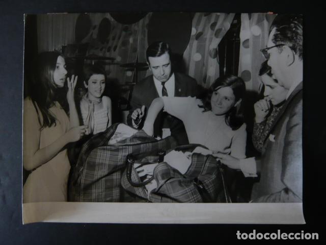 Antique Photography: MADRID EL CORTE INGLES FESTIVAL DE LOS IDOLOS 1968 ANTIGUA FOTOGRAFIA ORIGINAL 18 X 24 CM