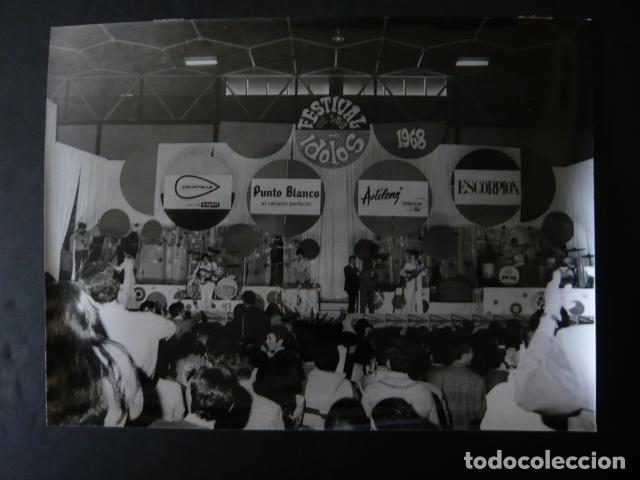 Antique Photography: MADRID EL CORTE INGLES FESTIVAL DE LOS IDOLOS 1968 ANTIGUA FOTOGRAFIA ORIGINAL 18 X 24 CM