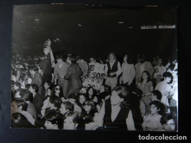 Fotografia antiga: MADRID EL CORTE INGLES FESTIVAL DE LOS IDOLOS 1968 ANTIGUA FOTOGRAFIA ORIGINAL 18 X 24 CM