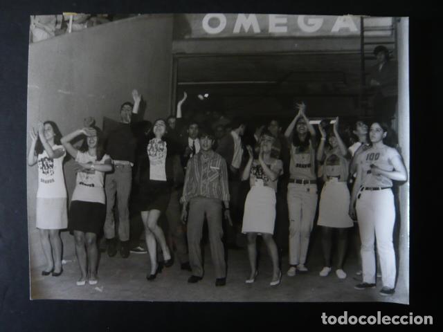 Fotografia antiga: MADRID EL CORTE INGLES FESTIVAL DE LOS IDOLOS 1968 ANTIGUA FOTOGRAFIA ORIGINAL 18 X 24 CM