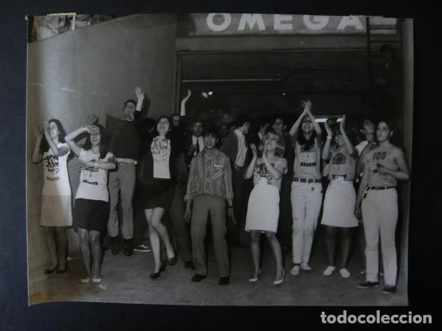 Alte Fotografie: MADRID EL CORTE INGLES FESTIVAL DE LOS IDOLOS 1968 ANTIGUA FOTOGRAFIA ORIGINAL 18 X 24 CM