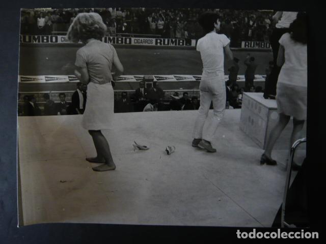 Alte Fotografie: MADRID EL CORTE INGLES FESTIVAL DE LOS IDOLOS 1968 ANTIGUA FOTOGRAFIA ORIGINAL 18 X 24 CM