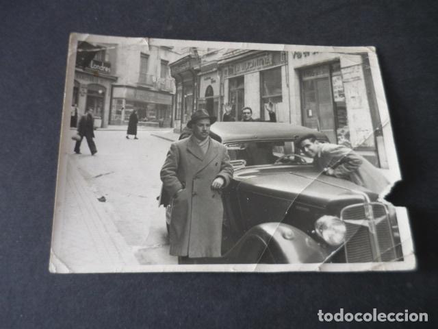 Antique Photography: MADRID ESCENA URBANA HOMBRES CON COCHE ANTIGUA FOTOGRAFIA 8,5 X 11,5 CM