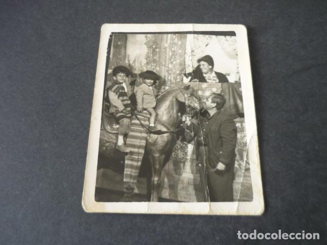 Antique Photography: FAMILIA RETRATADA POR FOTOGRAFO MINUTERO AMBULANTE FERIA ANTIGUA FOTOGRAFIA 7 X 9 CM