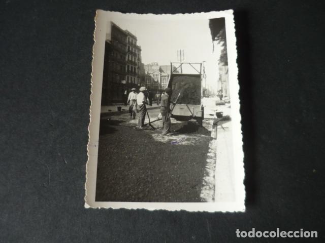 Antique Photography: BARCELONA OBRAS CALLE ARAGON PAVIMENTO COLPROVIA 1932 ANTIGUA FOTOGRAFIA 6,5 X 9 CM