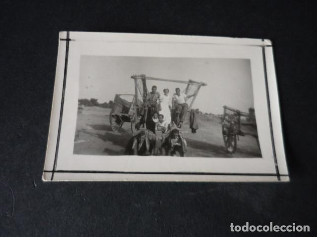 Alte Fotografie: VALDEMORILLO MADRID GRUPO EN CARRO ANTIGUA FOTOGRAFIA 5 X 7,5 CM