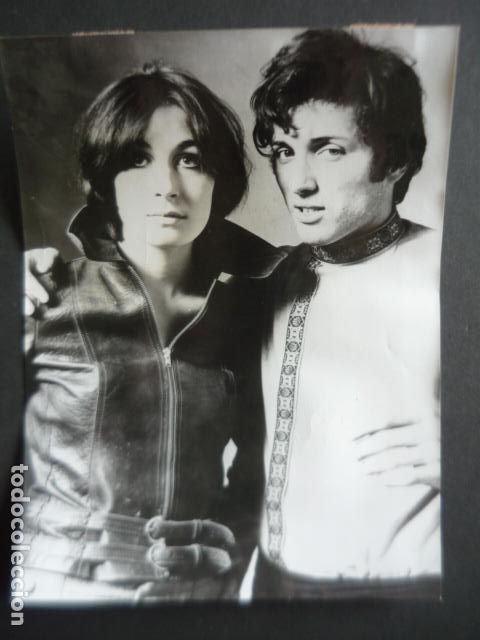 Fotografia antica: ASSAF DAYAN ACTOR CON ANGELICA HUSTON ANTIGUA FOTOGRAFIA ORIGINAL 18 X 24 CM