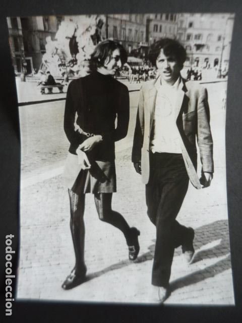 Fotografia antica: ANGELICA HUSTON ACTRIZ CON ASSAF DAYAN ACTOR ANTIGUA FOTOGRAFIA ORIGINAL 18 X 24 CM
