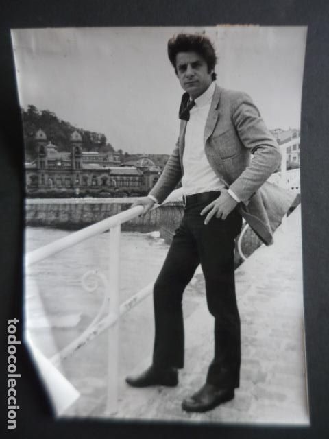 Fotograf&iacute;a antigua: GIAN CARLO GIANNINI ACTOR EN SAN SEBASTIAN ANTIGUA FOTOGRAFIA ORIGINAL 18 X 24 CM