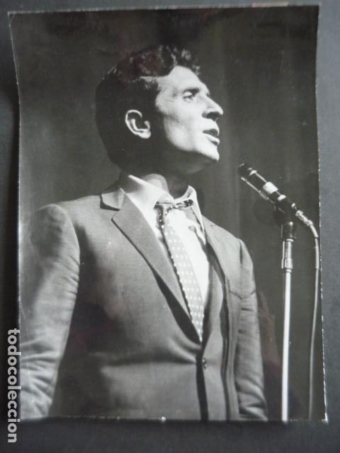 Fotografia antiga: GILBERT BECAUD ACTOR ANTIGUA FOTOGRAFIA ORIGINAL 18 X 24 CM