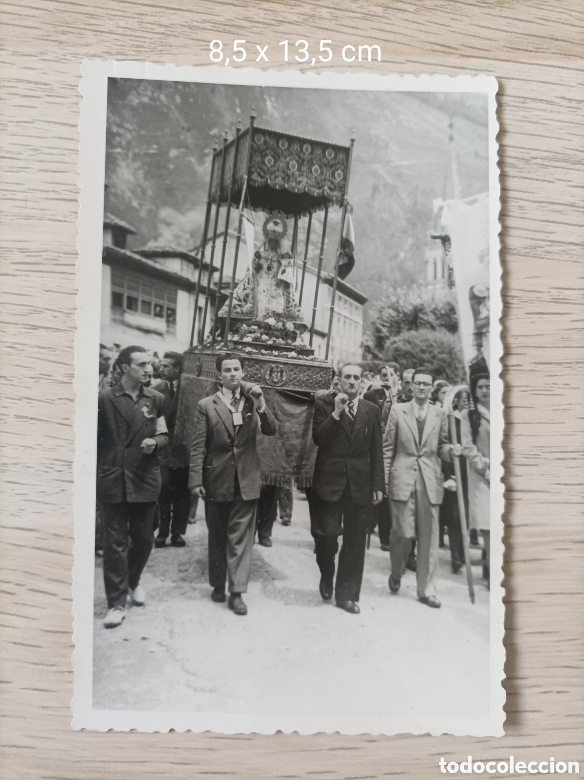 Fotografia antiga: COVADONGA. ASTURIAS. La Virgen en procesi&oacute;n. A&ntilde;os 50