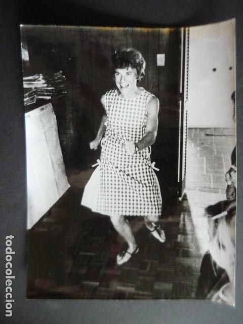 Fotografia antica: ESPOSA DE JAMES MCDIVITT ASTRONAUTA NASA ANTIGUA FOTOGRAFIA ORIGINAL 18 X 24 CM
