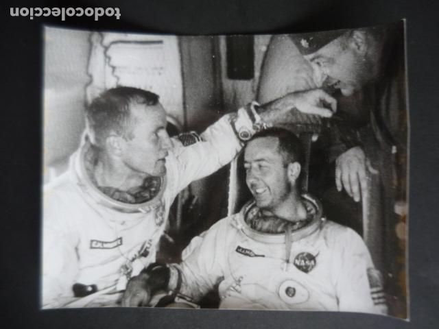 Fotografia antica: JAMES MCDIVITT EDWARD WHITE ASTRONAUTA NASA ANTIGUA FOTOGRAFIA ORIGINAL 18 X 24 CM