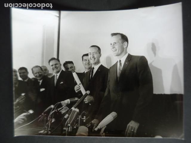 Fotografia antica: JAMES MCDIVITT EDWARD WHITE ASTRONAUTA NASA ANTIGUA FOTOGRAFIA ORIGINAL 18 X 24 CM