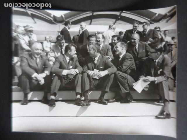 Fotografia antica: YURI GAGARIN JAMES MCDIVITT EDWARD WHITE ASTRONAUTAS NASA ANTIGUA FOTOGRAFIA ORIGINAL 18 X 24 CM