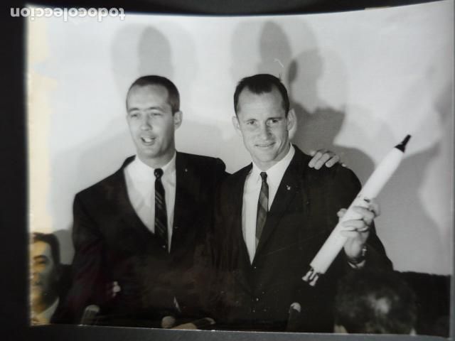 Fotograf&iacute;a antigua: JAMES MCDIVITT EDWARD WHITE ASTRONAUTAS NASA ANTIGUA FOTOGRAFIA ORIGINAL 18 X 24 CM