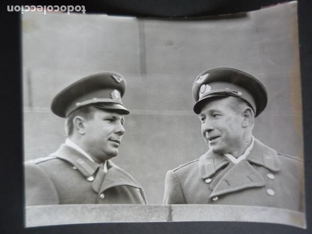 Fotograf&iacute;a antigua: YURI GAGARIN Y ALEXEI LEONOV ASTRONAUTAS URSS ANTIGUA FOTOGRAFIA ORIGINAL 18 X 24 CM