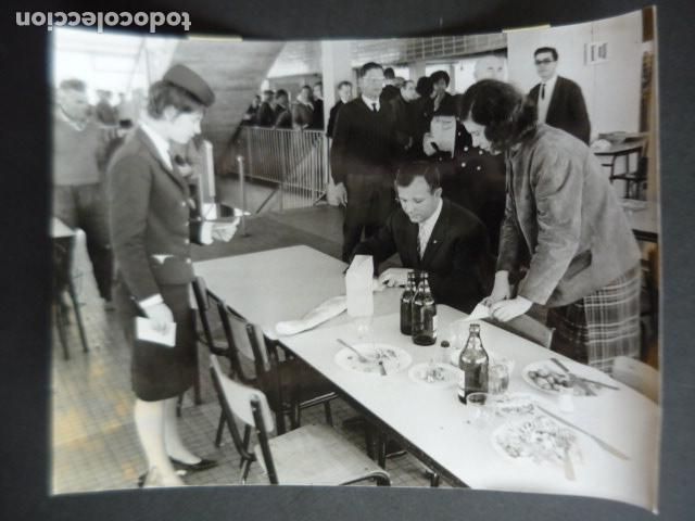 Photographie ancienne: YURI GAGARIN ASTRONAUTA URSS EN PARIS ANTIGUA FOTOGRAFIA ORIGINAL 18 X 24 CM