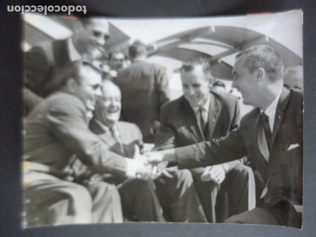 Fotograf&iacute;a antigua: YURI GAGARIN ASTRONAUTA URSS EN PARIS ANTIGUA FOTOGRAFIA ORIGINAL 18 X 24 CM