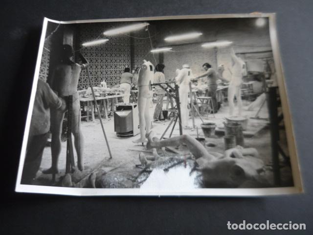 Alte Fotografie: MADRID MUSEO DE CERA PREPARATIVOS ANTES DE INAUGURAR ANTIGUA FOTOGRAFIA ORIGINAL 18 X 24 CM