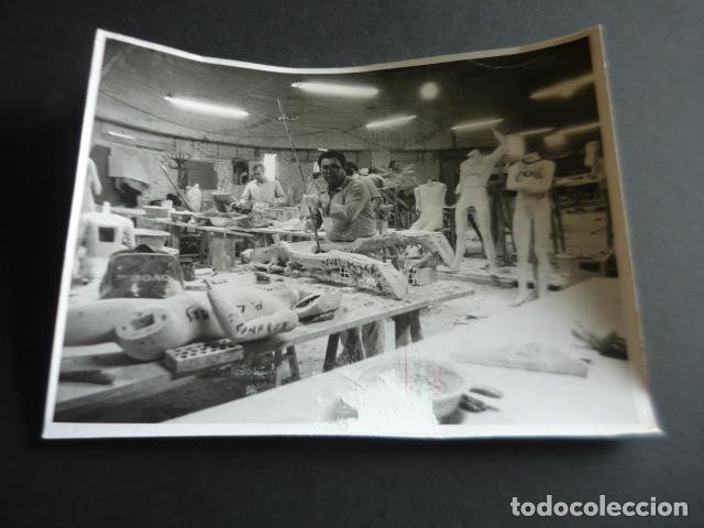 Photographie ancienne: MADRID MUSEO DE CERA PREPARATIVOS ANTES DE INAUGURAR ANTIGUA FOTOGRAFIA ORIGINAL 18 X 24 CM