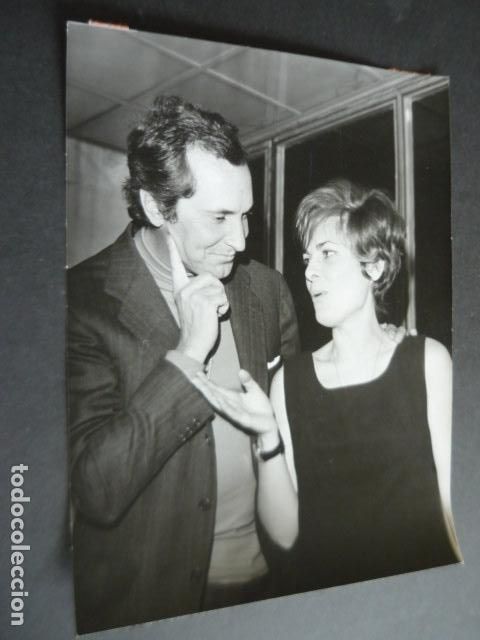 Fotografia antiga: CARMEN TRUJILLO PINTORA CON LUIS MIGUEL DOMINGUIN ANTIGUA FOTOGRAFIA ORIGINAL 24 X 18 CM