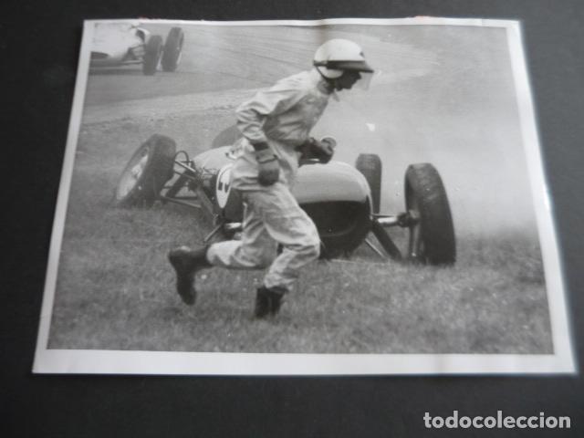Fotografia antiga: SILVERSTONE REINO UNIDO ACCIDENTE CIRCUITO AUTOMOVILISMO ANTIGUA FOTOGRAFIA ORIGINAL 21 X 26 CM