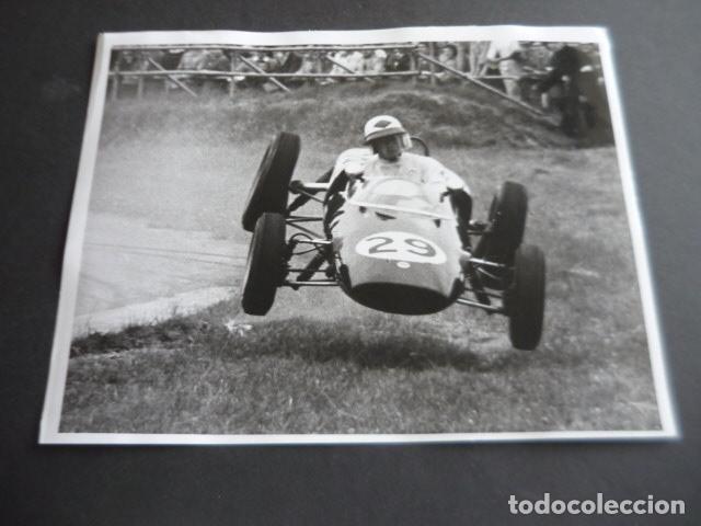Fotograf&iacute;a antigua: SILVERSTONE REINO UNIDO ACCIDENTE CIRCUITO AUTOMOVILISMO ANTIGUA FOTOGRAFIA ORIGINAL 21 X 26 CM