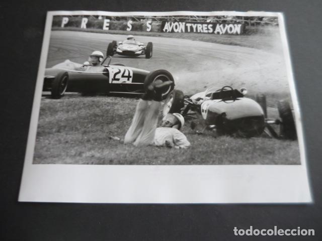 Fotograf&iacute;a antigua: SILVERSTONE REINO UNIDO ACCIDENTE CIRCUITO AUTOMOVILISMO ANTIGUA FOTOGRAFIA ORIGINAL 21 X 26 CM