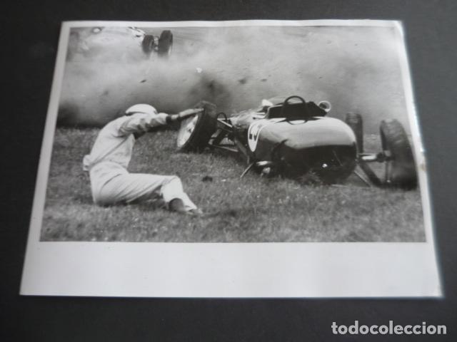 Fotograf&iacute;a antigua: SILVERSTONE REINO UNIDO ACCIDENTE CIRCUITO AUTOMOVILISMO ANTIGUA FOTOGRAFIA ORIGINAL 21 X 26 CM