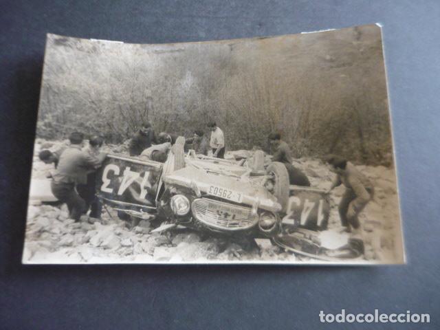Fotograf&iacute;a antigua: CIRCUITO AUTOMOVILISMO RALLYE VALLE DE ARAN ACCIDENTE ANTIGUA FOTOGRAFIA ORIGINAL 18 X 12 CM