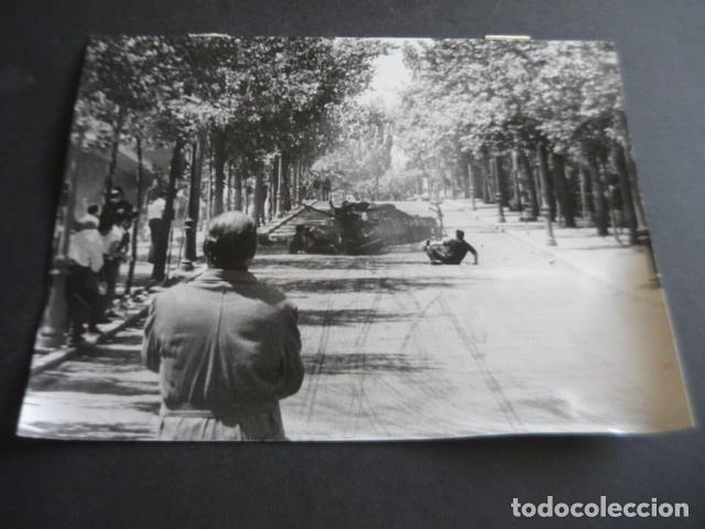 Fotografia antica: CASA DE CAMPO MADRID RALLYE PREMIO SPANTAX ACCIDENTE ANTIGUA FOTOGRAFIA ORIGINAL 18 X 24 CM