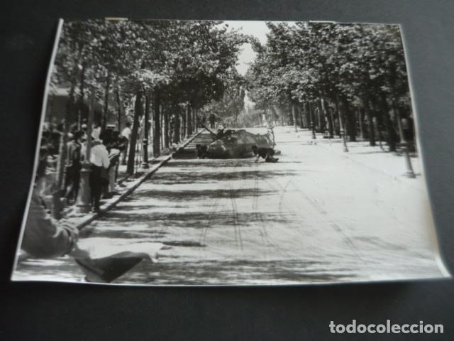 Fotograf&iacute;a antigua: CASA DE CAMPO MADRID RALLYE PREMIO SPANTAX ACCIDENTE ANTIGUA FOTOGRAFIA ORIGINAL 18 X 24 CM