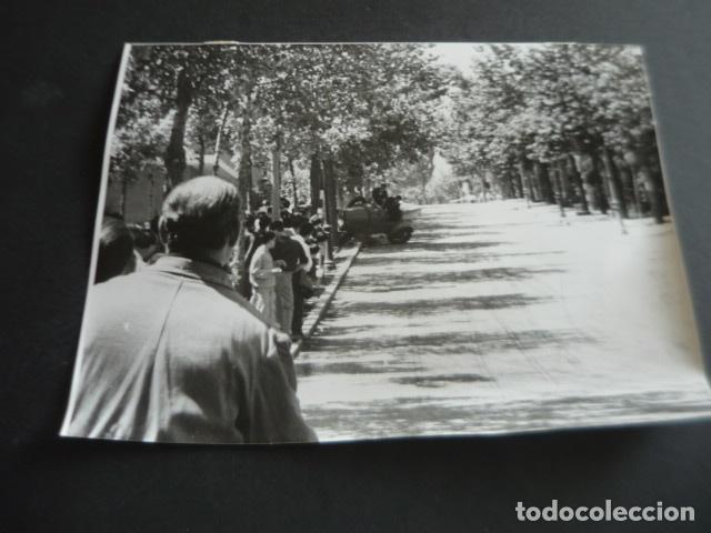 Fotograf&iacute;a antigua: CASA DE CAMPO MADRID RALLYE PREMIO SPANTAX ACCIDENTE ANTIGUA FOTOGRAFIA ORIGINAL 18 X 24 CM