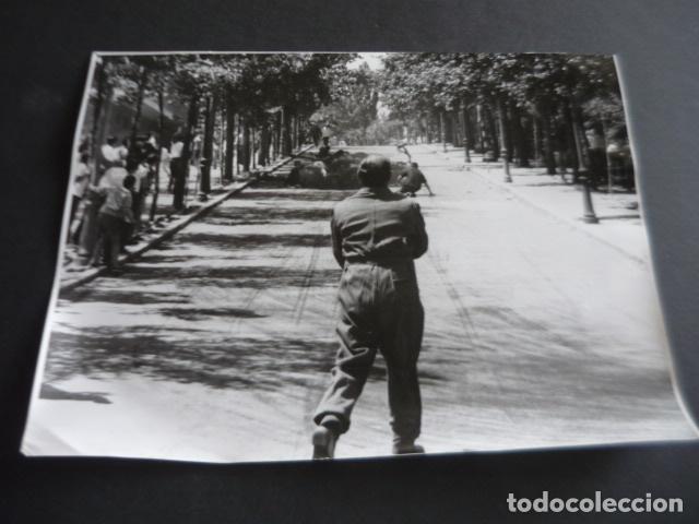 Fotografia antica: CASA DE CAMPO MADRID RALLYE PREMIO SPANTAX ACCIDENTE ANTIGUA FOTOGRAFIA ORIGINAL 18 X 24 CM